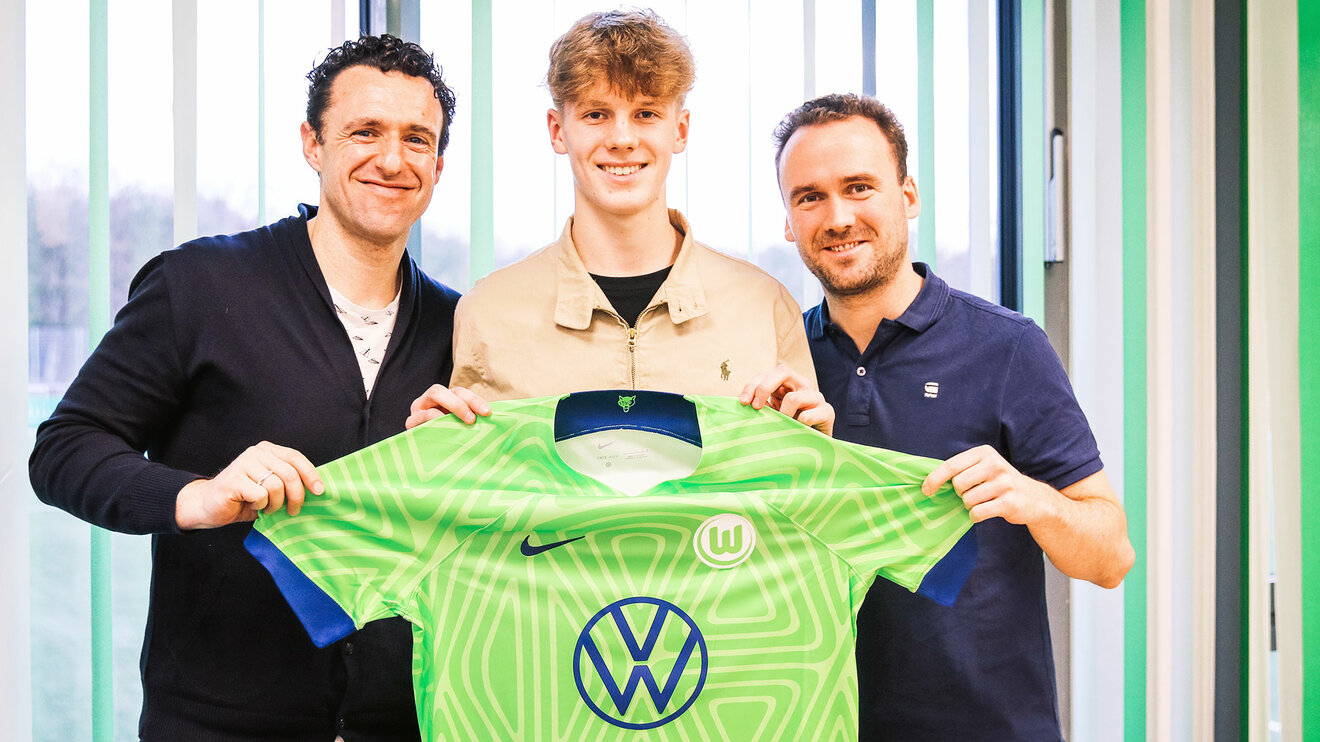 VfL Wolfsburg's U17 Spieler Till Neininger posiert mit Trikot in der Hand bei seiner Vertragsverlängerung.