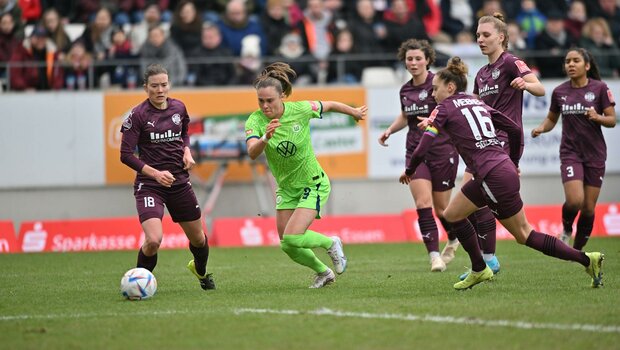 VfL-Wolfsburg-Spielerin Ewa Pajor im Zweikampf.