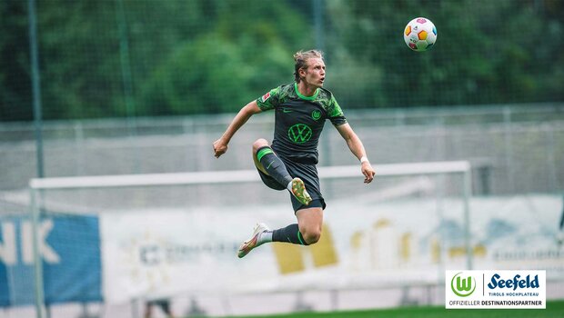 VfL-Wolfsburg-Spieler Wimmer bei einer Ballannahme im Testspiel gegen SC Freiburg.