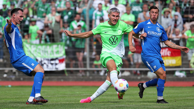 Jonas Wind, Stürmer des VfL Wolfsburg, setzt zum Schuss gegen Makkabi Berlin an.