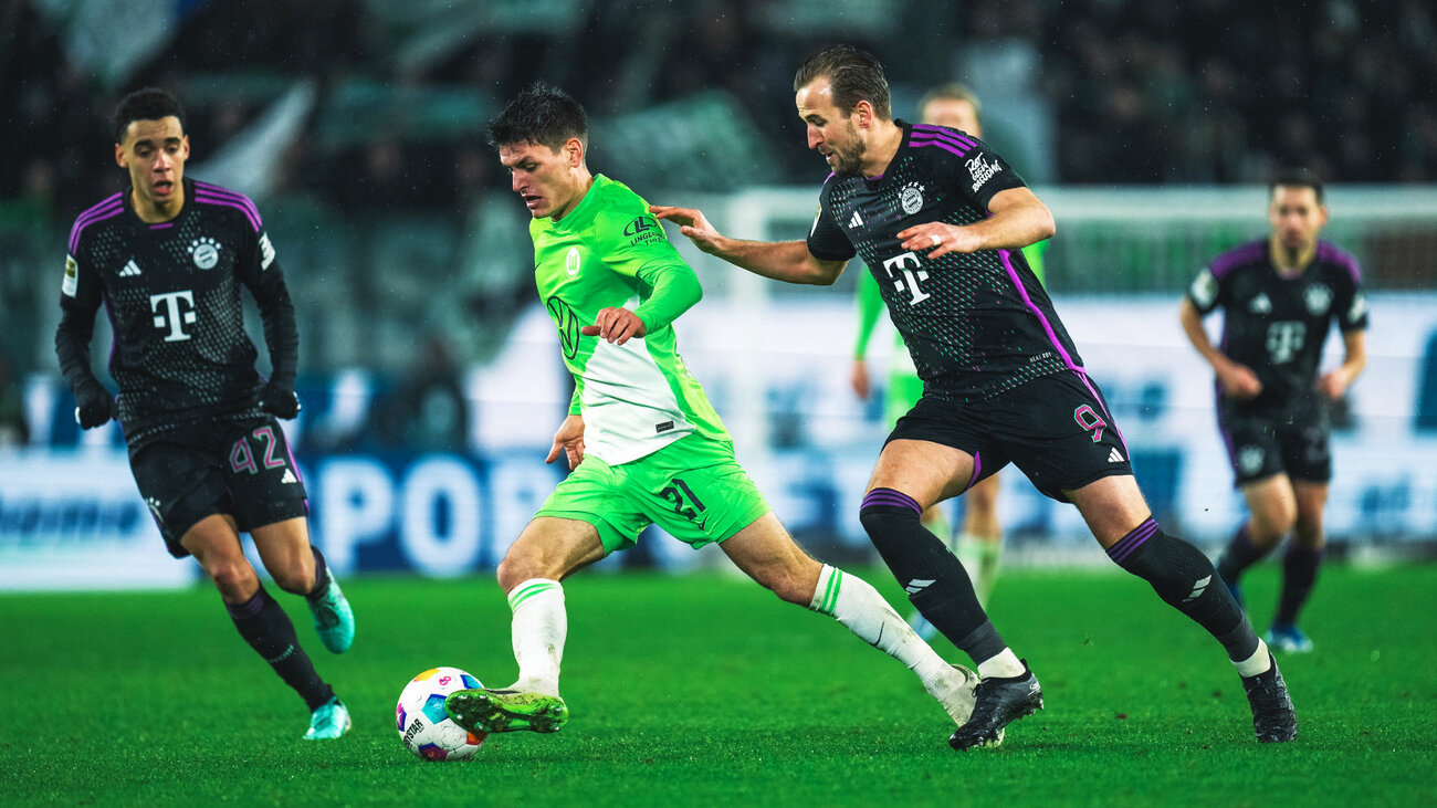 Der VfL-Wolfsburg-Spieler Joakim Maehle im Zweikampf.