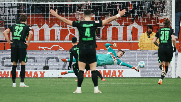 Der VfL-Wolfsburg-Spieler Mohammed Amoura schießt einen Elfmeter.