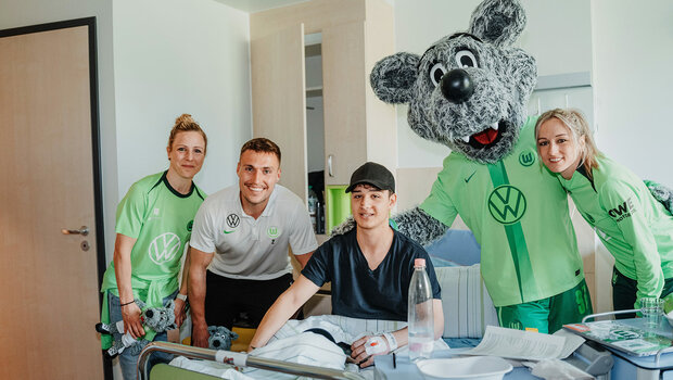 VfL-Spielerinnen Kathy Hendrich und Svenja Huth sowie VfL-Spieler Kilian Fischer bei einem Krankenhausbesuch eines Fans.