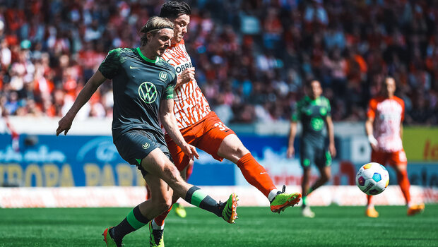 VfL-Wolfsburg-Spieler Sebastiaan Bornauw wehrt den Ball ab.