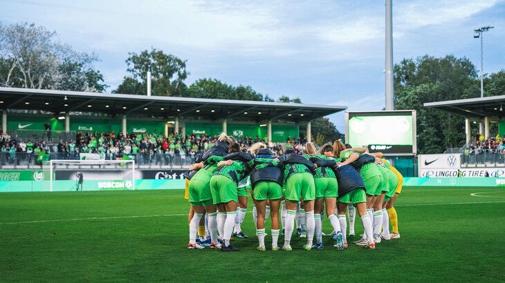 Die Frauen vom VfL Wolfsburg im Teamkreis vor dem Spiel.