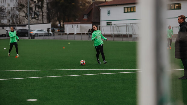 VfL-Wolfsburg-Spielerin Nuria Rabano auf dem Trainingsplatz.