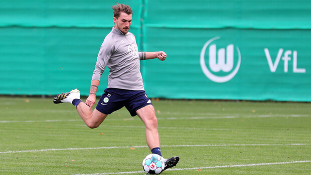 Maximilian Philipp schießt den Ball beim Training des VfL Wolfsburg.