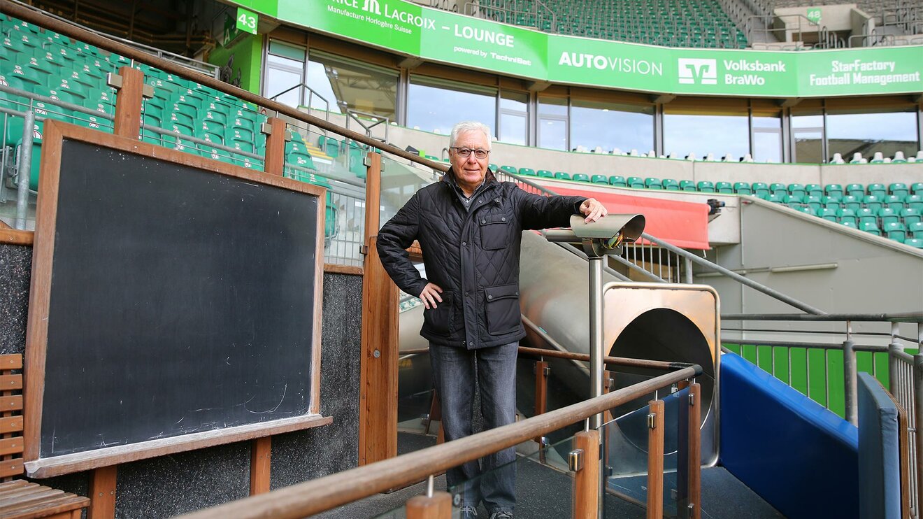 Der ehemalige Geschäftsführer Klaus Fuchs präsentiert stolz den Spielplatz in der Volkswagen-Arena des VfL-Wolfsburg.