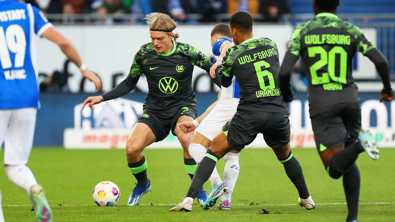 Der VfL-Wolfsburg-Spieler Sebastiaan Bornauw im Zweikampf.