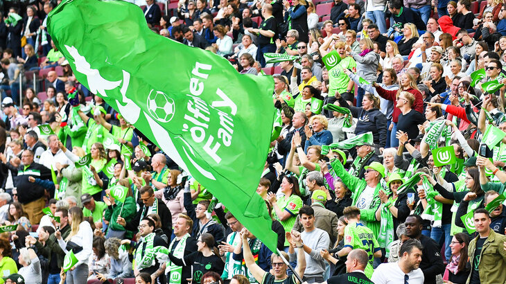 VfL-Wolfsburg-Fans im Kölner Stadion während des Pokalfinals 2023.