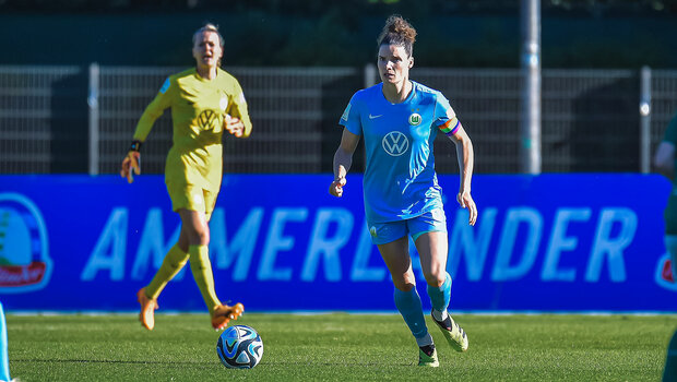 VfL-Wolfsburg-Spielerin Dominique Janssen läuft mit dem Ball.