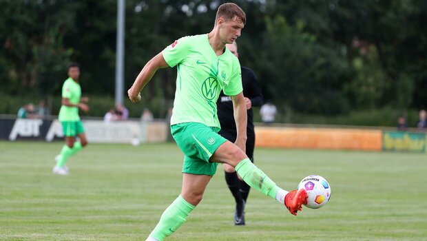 VfL-Wolfsburg-Spieler Bialek bei einer Ballannahme.