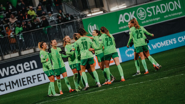 Die VfL-Spielerinnen stürmen freudig zueinander. 