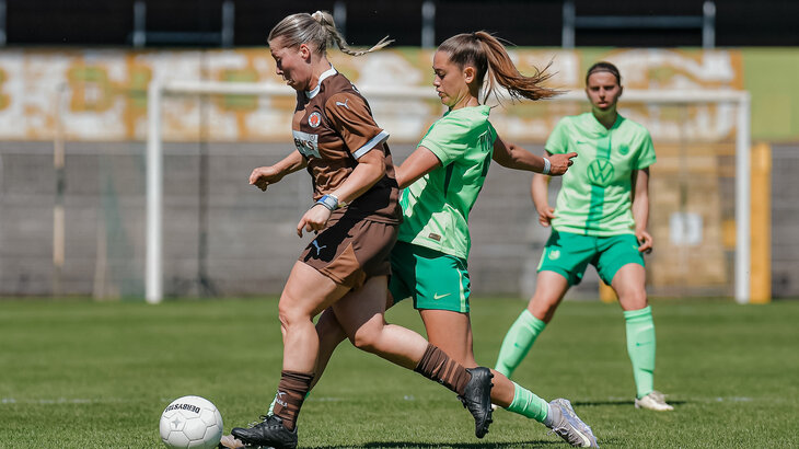 Eine Spielerin der VfL-Wolfsburg-U20 im Zweikampf.
