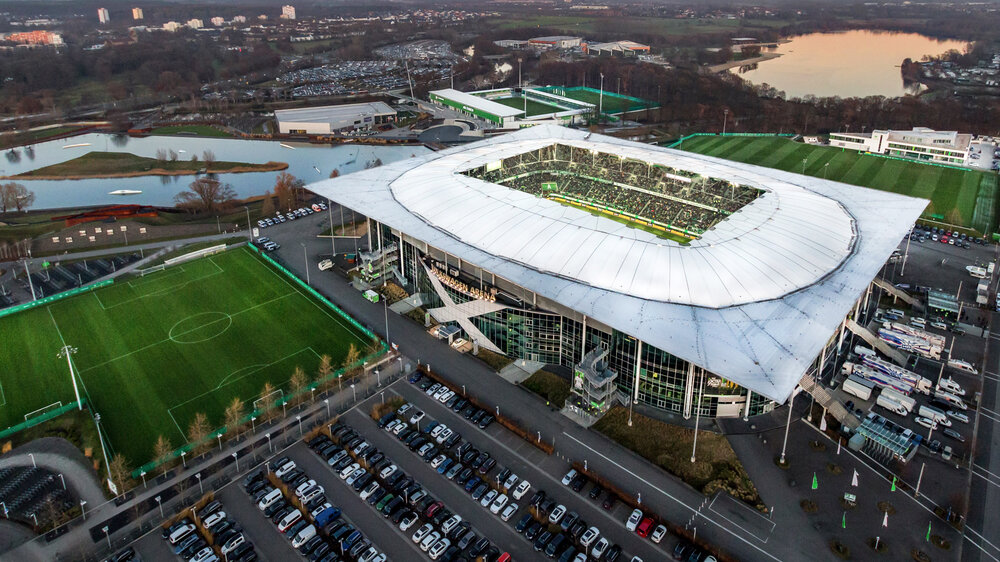 Luftaufnahme der Volkswagen Arena an einem Heimspieltag.