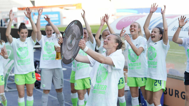 Die VfL-Wolfsburg-Spielerinnen feiern nach der gewonnenen Meisterschaft mit den Fans.