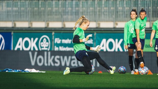 VfL-Wolfsburg-Spielerin Merle Frohms bei einer Parade im Training auf dem Gelände des AOK-Stadions.