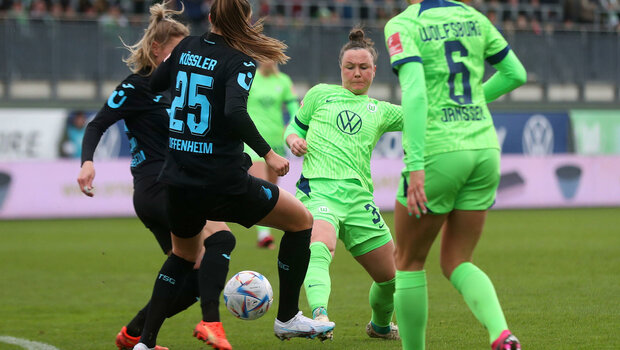 Die VfL Wolfsburg-Spielerin Marina Hegering im Zweikampf um den Ball.
