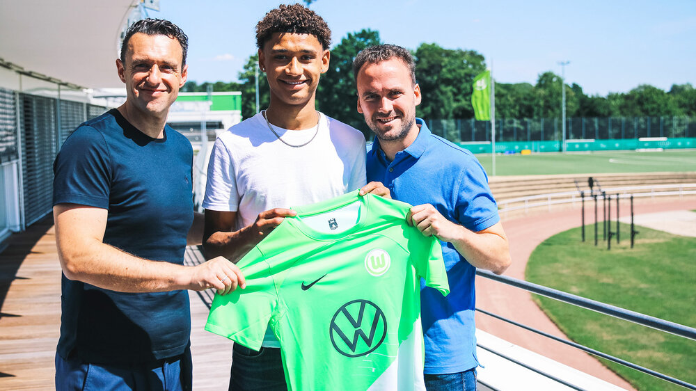 Der Däne Nilas Yacobi wechselt zum VfL Wolfsburg und zeigt sein neues Trikot.