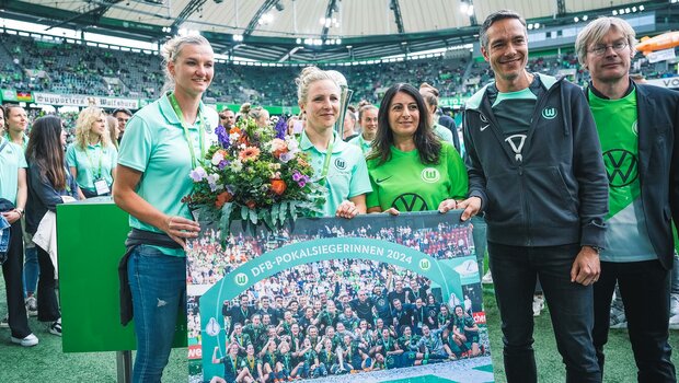 Alex Popp und Svenja Huth von den VfL-Wolfsburg-Frauen werden in der Arena für den DFB-Pokalsieg geehrt.