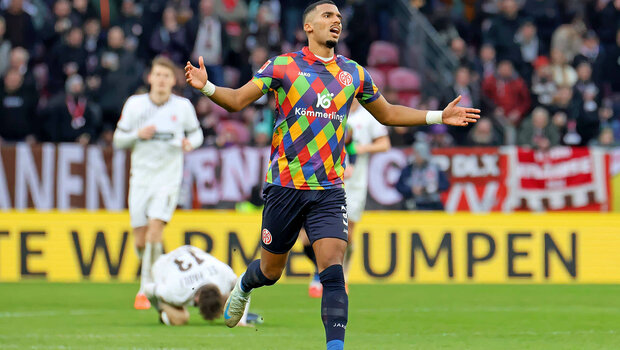 der ausgeliehene VfL Wolfsburg Spieler Moritz Jenz im Trikot von Mainz 05 auf dem Spielfeld.