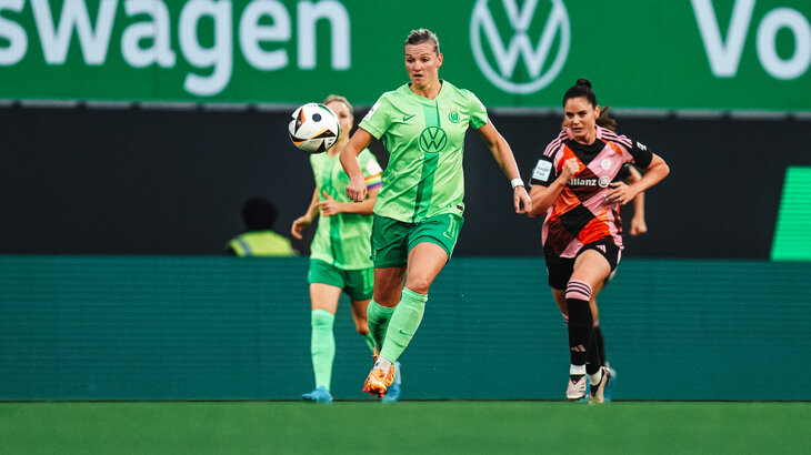 Die VfL-Wolfsburg-Spielerin Alexandra Popp läuft zum Ball.