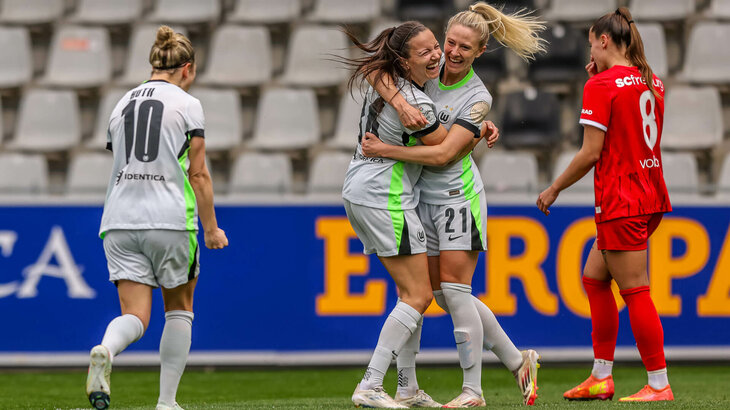 Die VfL-Wolfsburg-Spielerinnen Joelle Wedemeyer und Rebecka Blomqvist jubeln zusammen.