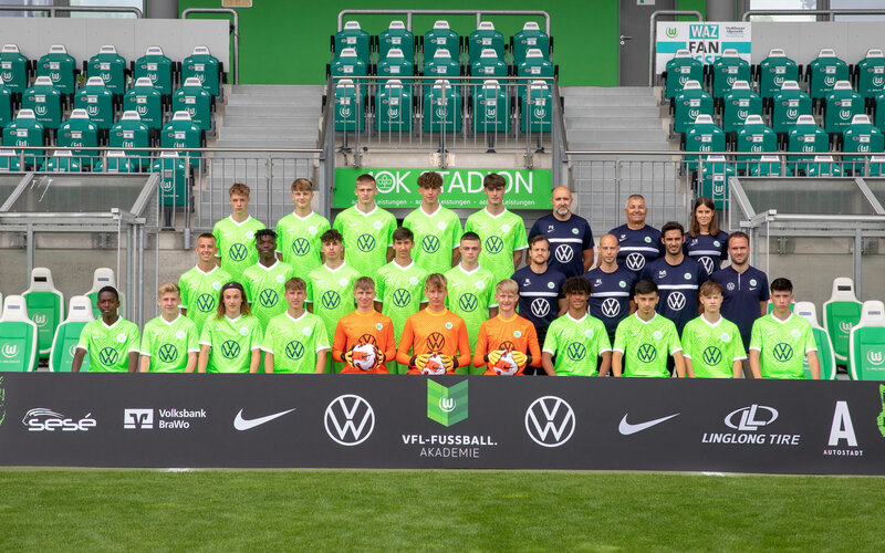 Die U16 Junioren des VfL Wolfsburg schießen ein Mannschaftsfoto.