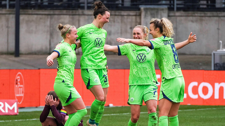 Die Spielerinnen des VfL Wolfsburg jubeln.