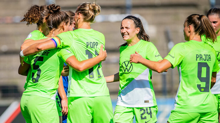 Die Frauen vom VfL Wolfsburg jubeln zusammen.