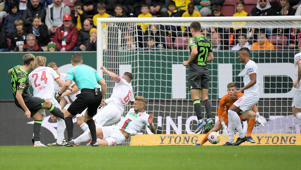 VfL-Wolfsburg-Spieler Wind bei einem Torschuss im Spiel gegen Augsburg.