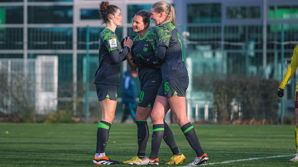 Die VfL-Wolfsburg-Spielerinnen Dominique Janssen, Alexandra Popp und Camilla Küver stehen jubelnd beisammen.