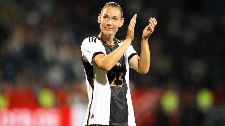 Die Spielerin Sarai Linder trägt ein Deutschland-Trikot und klatscht in die Hände.