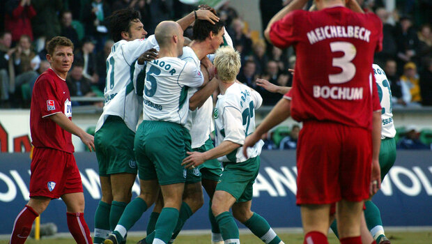 Ein historisches Jubel-Foto des VfL Wolfsburg gegen den VfL Bochum.