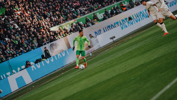 VfL-Wolfsburg-Spieler Mohammed Amoura läuft mit dem Ball.