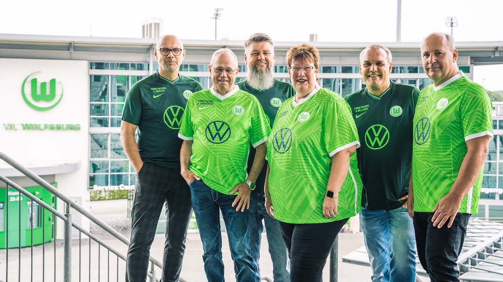 Die Mitglieder der Fanbetreuung des VfL Wolfsburg vor dem Stadion.