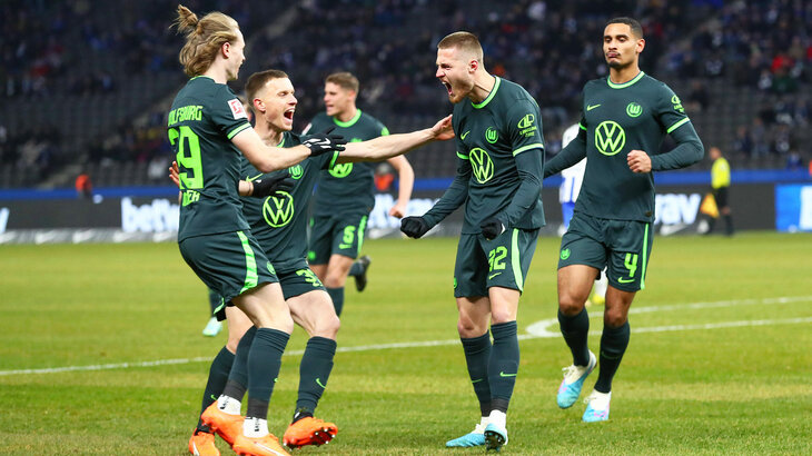 Der VfL-Wolfsburg-Spieler Mattias Svanberg bejubelt mit seinen Mannschaftskollegen einen erfolgreichen Torschuss.