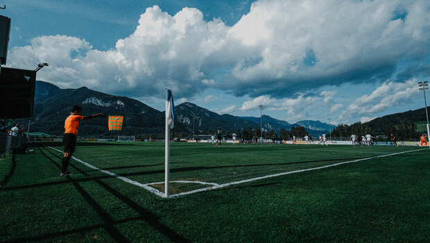 Spiel des VfL Wolfsburg im Trainingslager von der Eckfahne aus fotografiert.