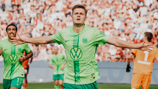 VfL-Wolfsburg-Spieler Mattias Svanberg läuft über den Platz und breitet die Arme aus.