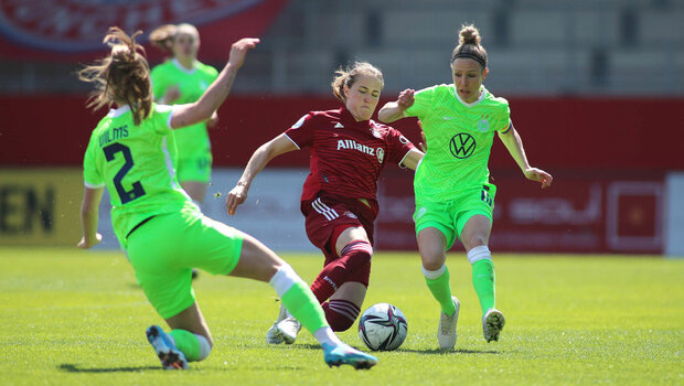 Die VfL Wolfsburg-Spielerinnen Lynn Wilms und Svenja Huth im Zweikampf mit Sydney Lohmann.