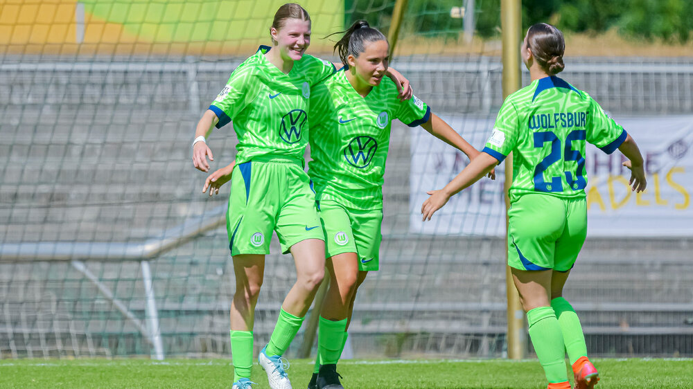 VfL-Wolfsburg-Spielerinnen des U20-Teams der Frauen jubeln zusammen.