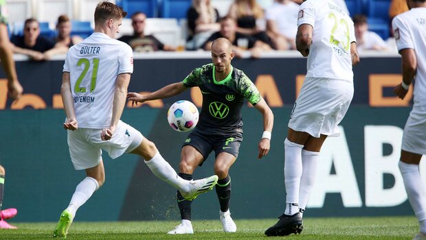 VfL-Wolfsburg-Spieler Cerny im Zweikampf während dem Spiel gegen Hoffenheim.