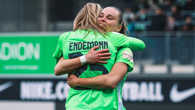 Die Spielerinnen Ewa Pajor und Vivien Endemann umarmen sich.