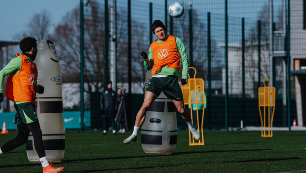 VfL-Wolfsburg-Spieler Mattias Svanberg springt im Training zu einem Kopfball in die Höhe.