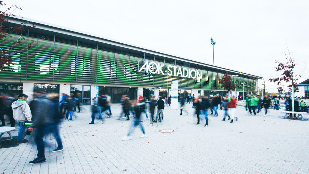 Außenaufnahme des AOK Stadions mit Fans.
