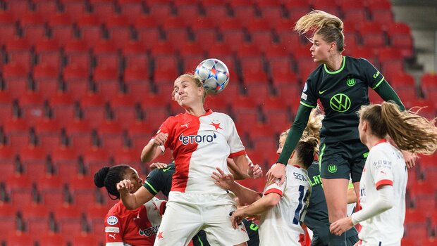 Die VfL-Wolfsburg-Spielerin Jule Brand im Kopfballduell mit einer Gegenspielerin in der  UEFA Women`s Champions League.