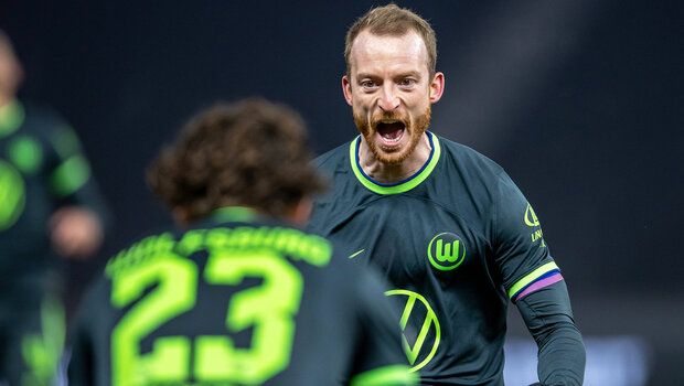 Der VfL-Wolfsburg-Spieler Maximilian Arnold jubelt nach einem Tor.