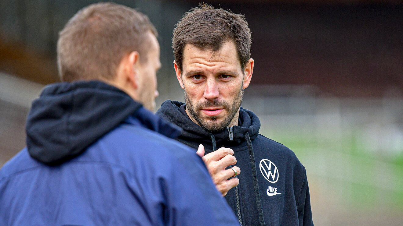 Die Trainer der Frauen des VfL Wolfsburg unterhalten sich.