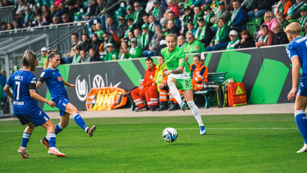 Die VfL-Wolfsburg-Spielerin Lynn Wilms spielt den Ball.