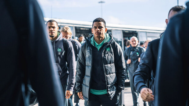 Der VfL Wolfsburg-Spieler Rogerio auf dem Weg zum Flugzeug.